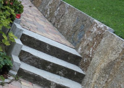 gartenweg-gepflastert-mit-treppe